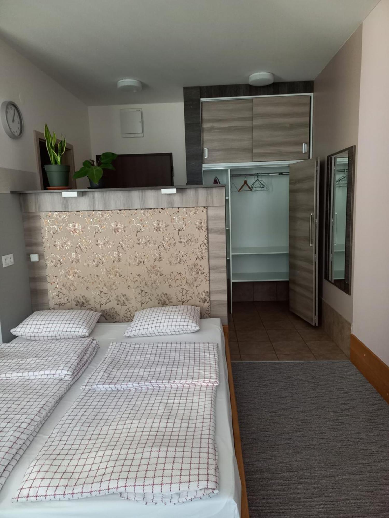 Pokoje Goscinne Jaga Kielce Bagian luar foto
